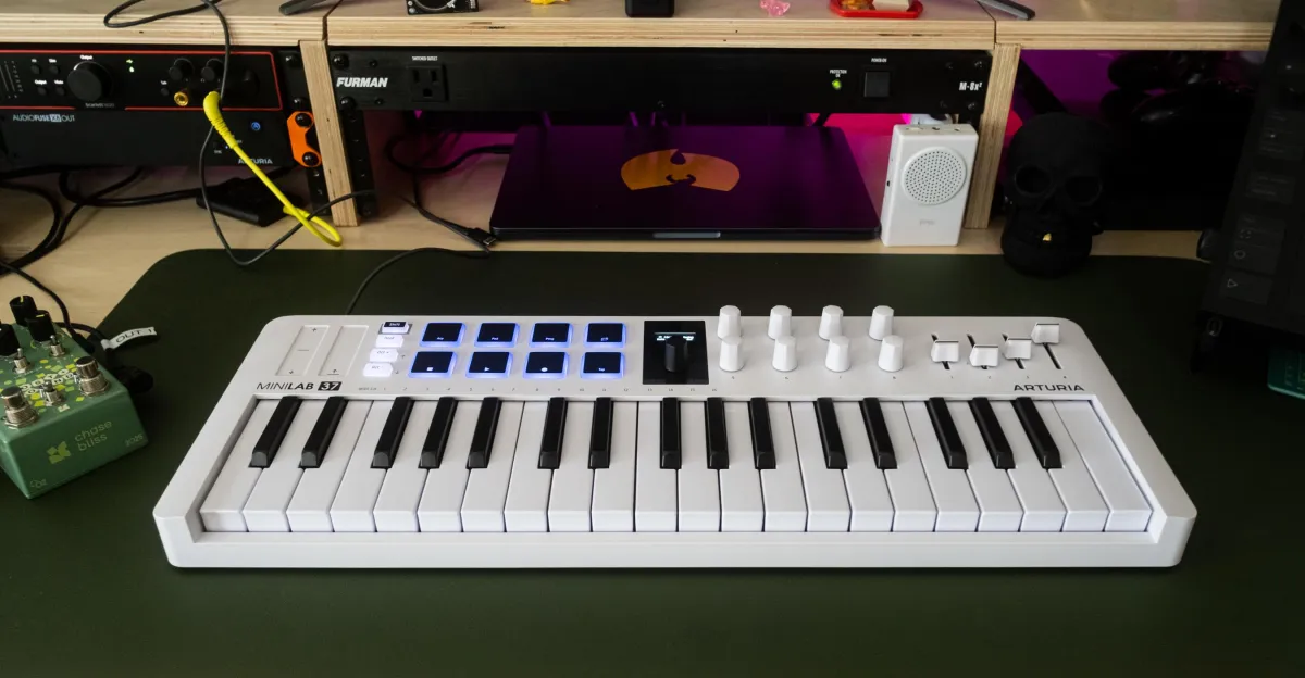 اكتشاف MiniLab 37: وحدة MIDI المحمولة المثالية