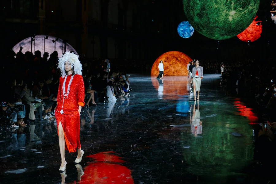 تألق اللون الأصفر الكناري في صيف 2026