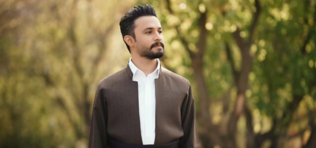 ديوان "السطحيون مثلي" لعبدالله راغب: استكشاف عميق للوجود