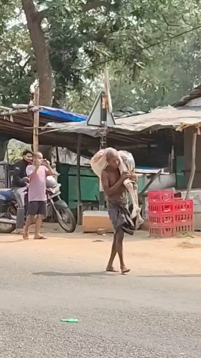 رجل هندي ينقل جثة شقيقته إلى البنك