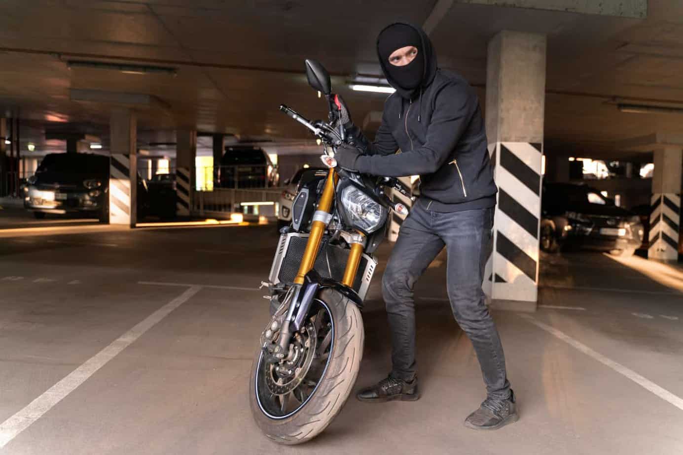 نصاب يتظاهر بأنه موظف تلفزيوني في جاكرتا