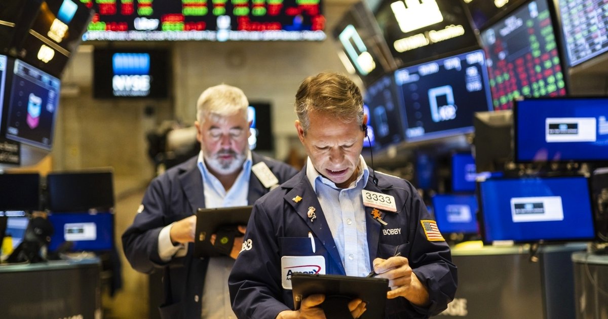 Individual Investors Sell Stocks in US Market