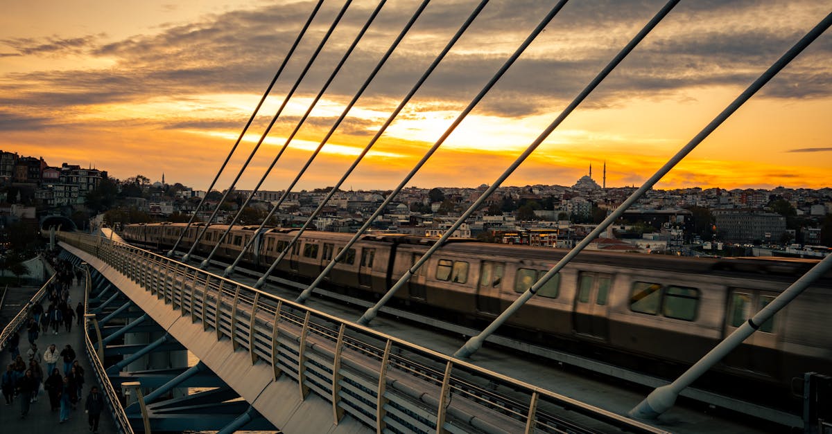 إسرائيل تستهدف إيران بهجمات جوية على السكك الحديدية والجسور