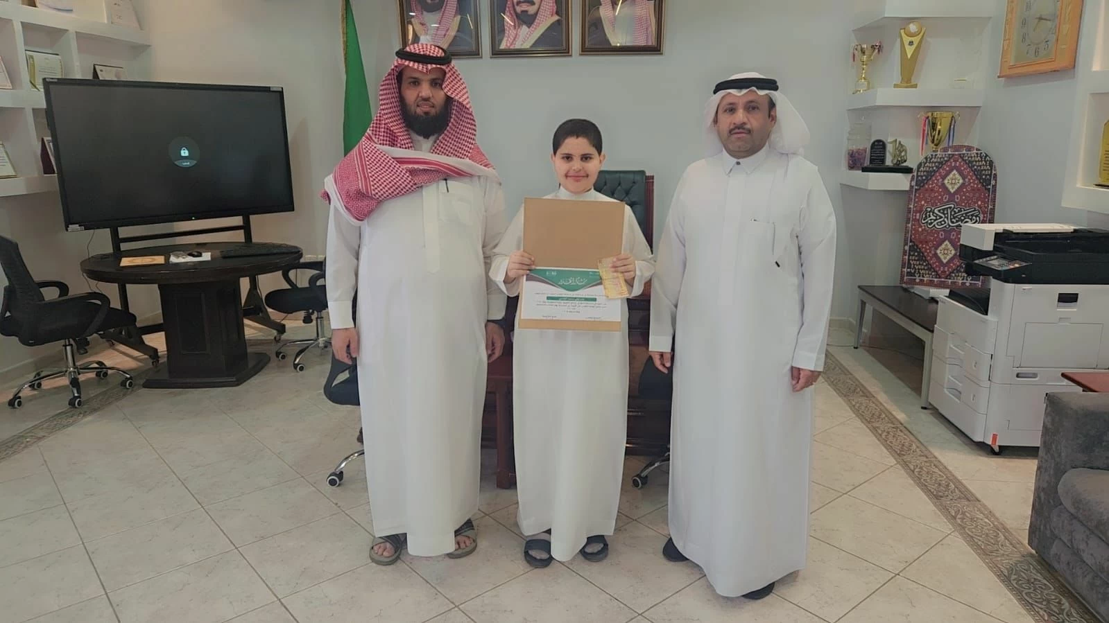 تكريم الطالب بندر الوادعي في مسابقة الخط العربي