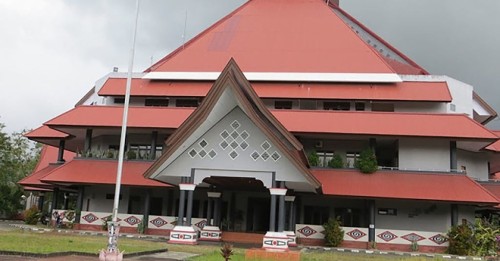 تعاون بين جامعة جيندراواسih وPT Freeport في بابوا