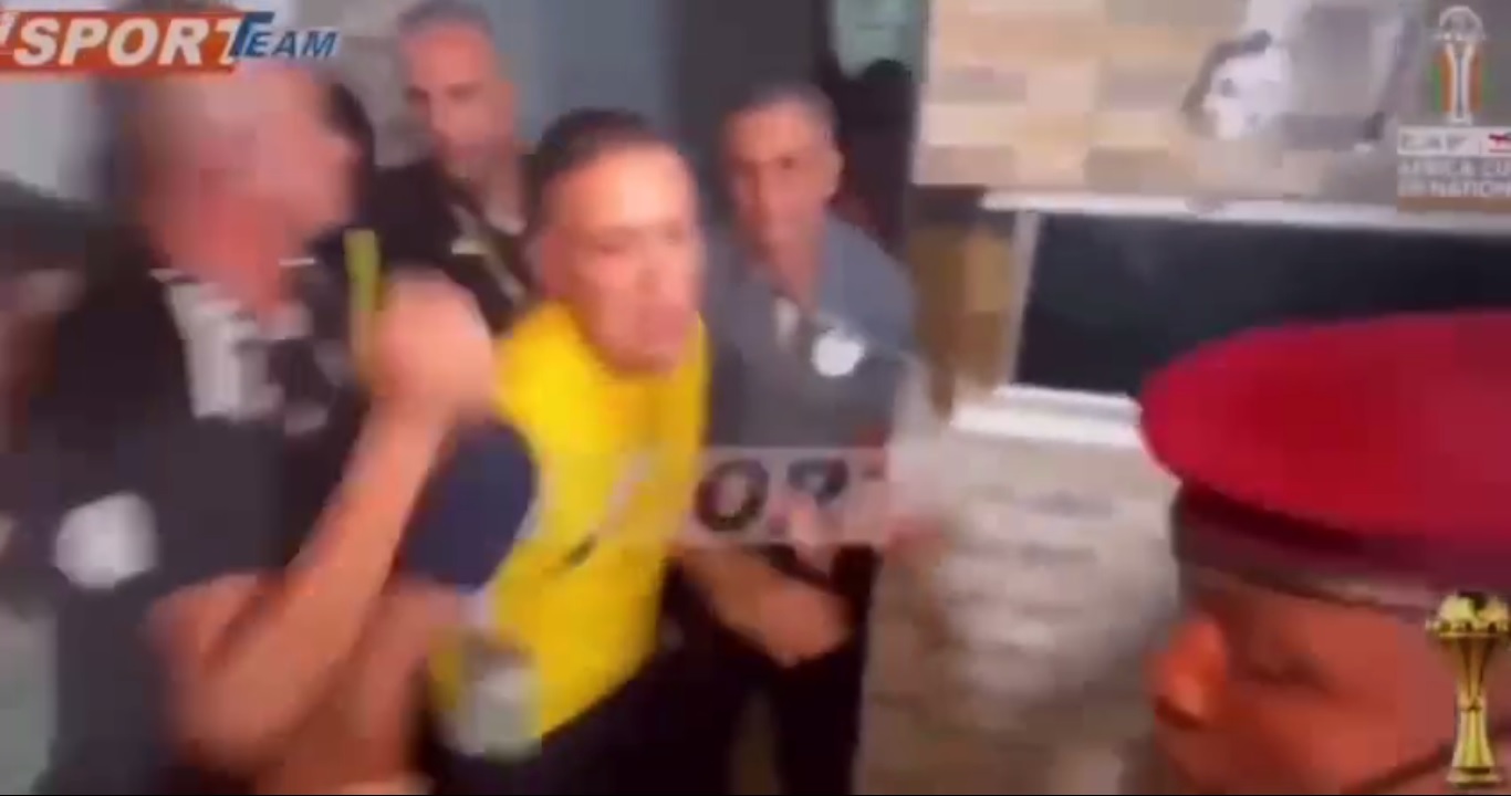 Les supporters algériens envahissent le stade pour Mahrez