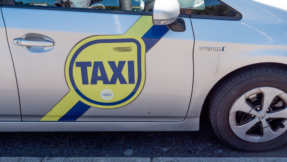 اعتقال سائق تاكسي إلكتروني في جاكرتا بتهمة الاعتداء