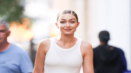 جيجي حديد ترد على ذكر اسمها في ملفات إبستين