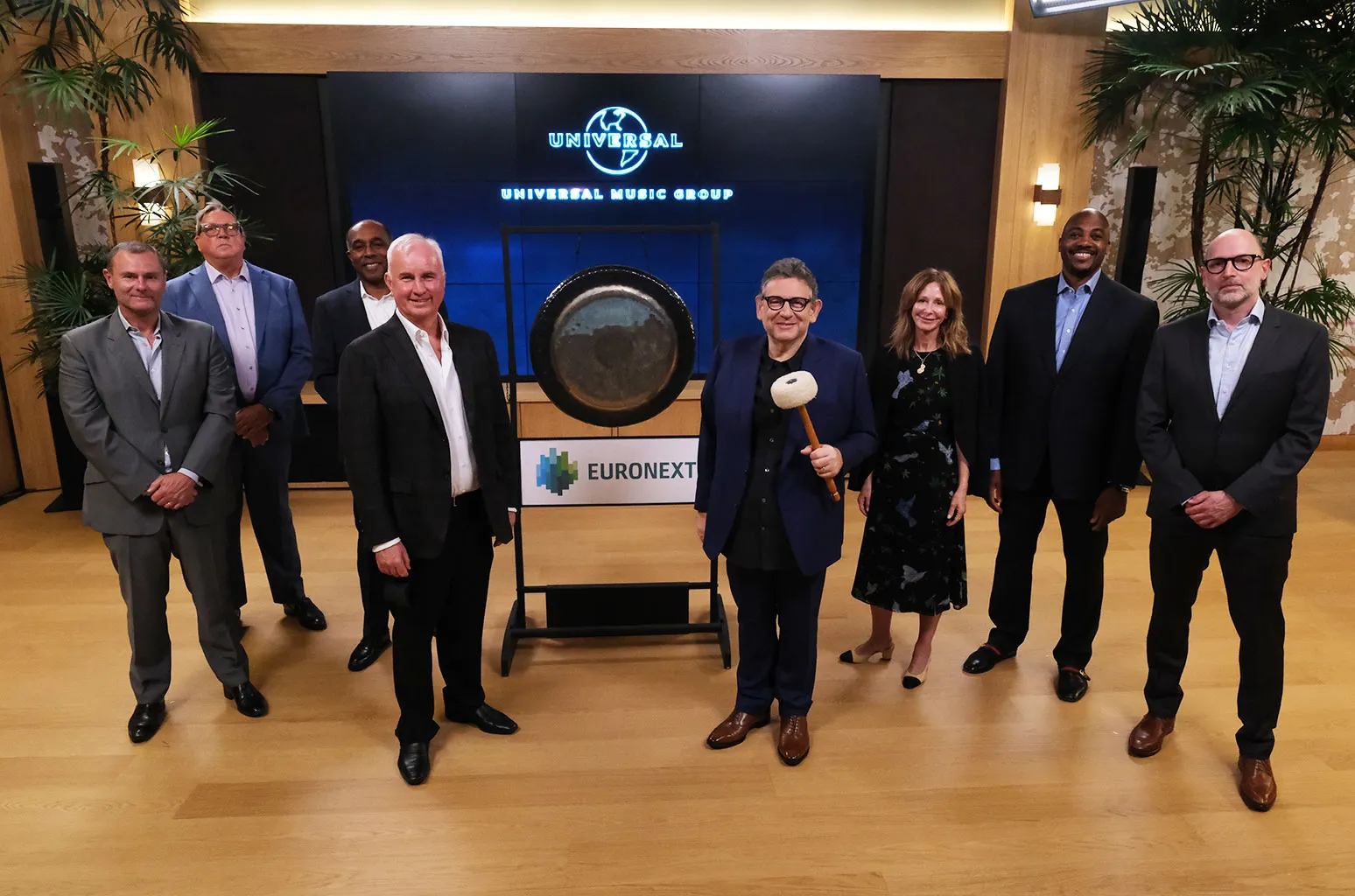 استحواذ بقيمة 64 مليار دولار على مجموعة يونيفرسال الموسيقية