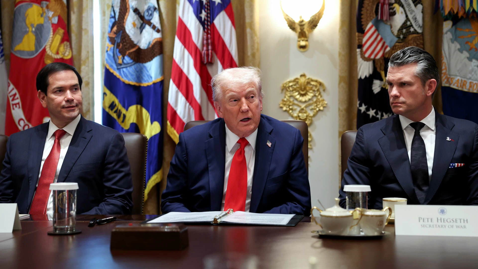 ترمب يعلق العمليات العسكرية ضد إيران لمدة أسبوعين