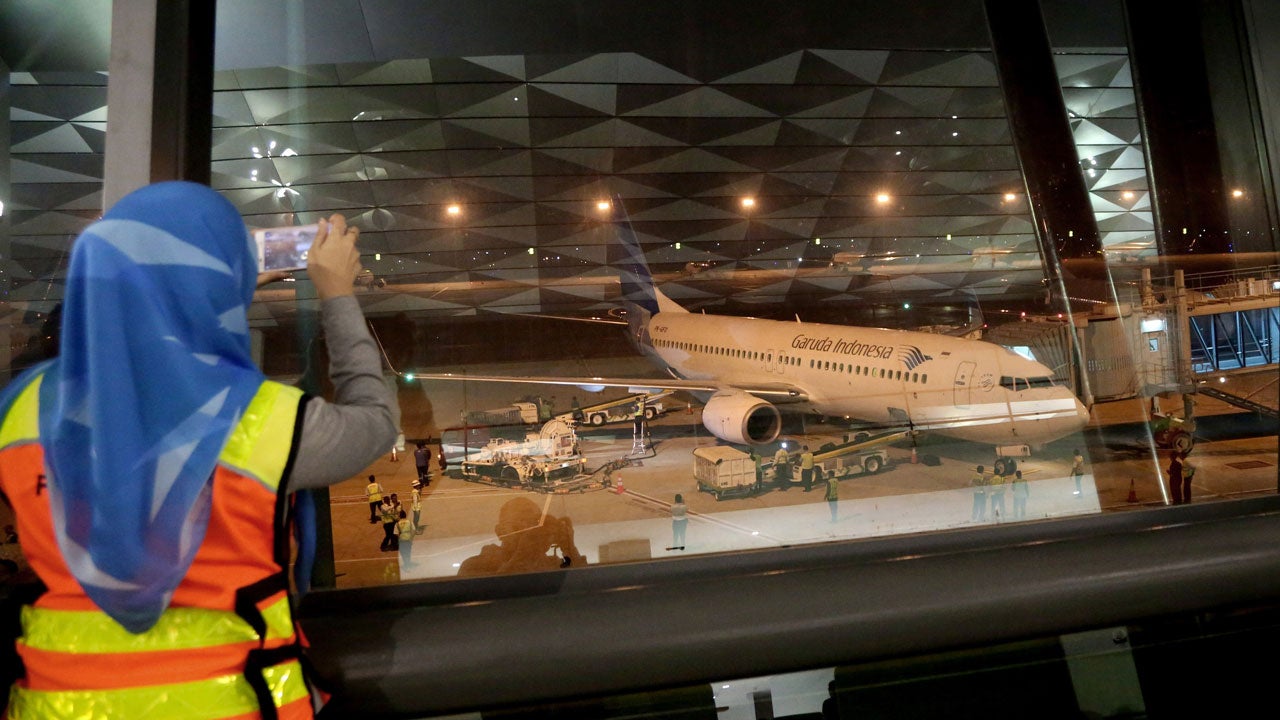 تحويلات جوية في مطار سوكارنو-هتا بسبب الطقس السيئ