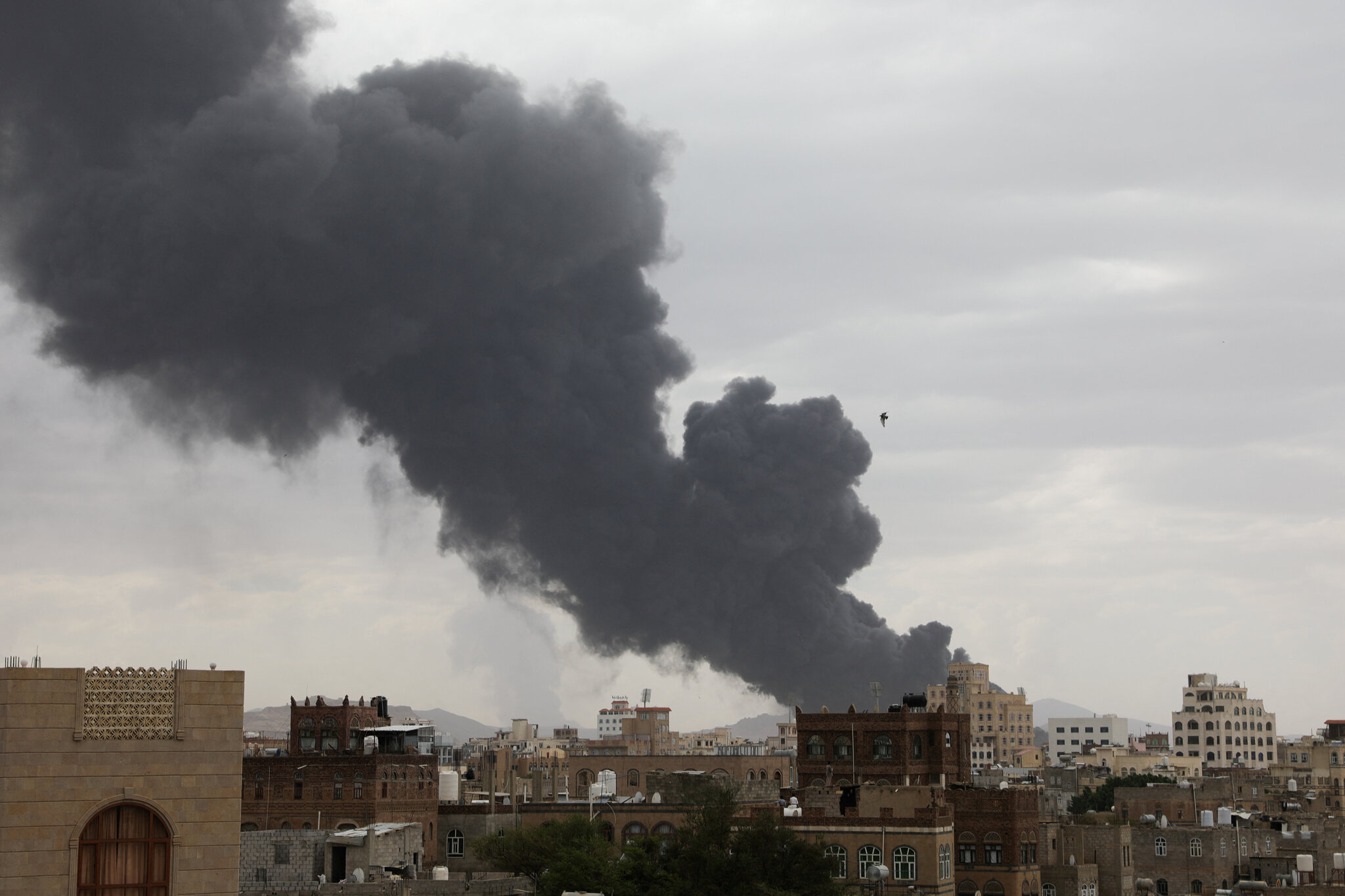 هجوم صاروخي متزامن يستهدف إسرائيل من عدة جبهات