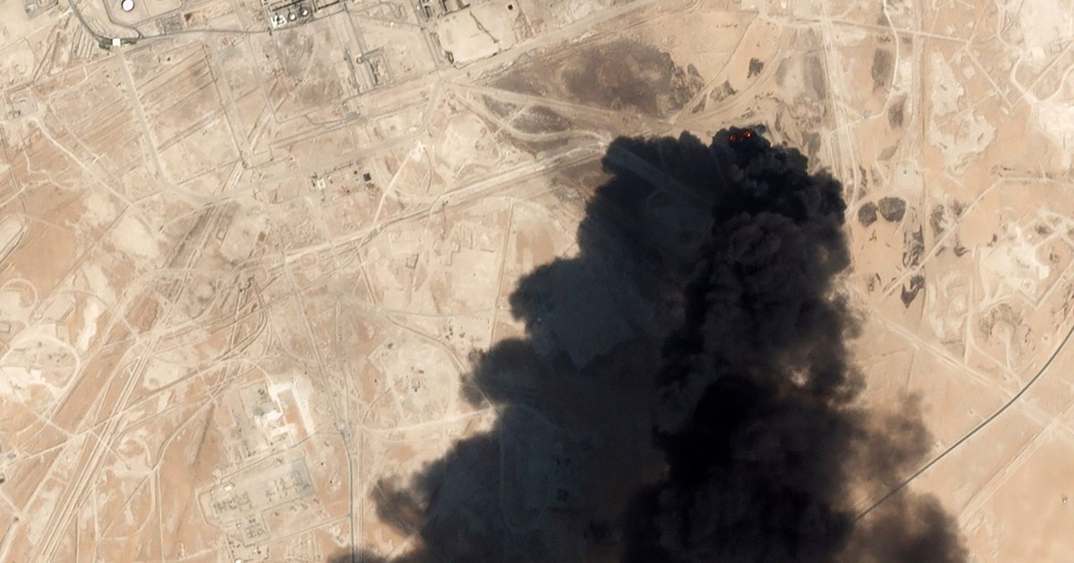 إيران تستهدف مجمع بتروكيماويات سعودي