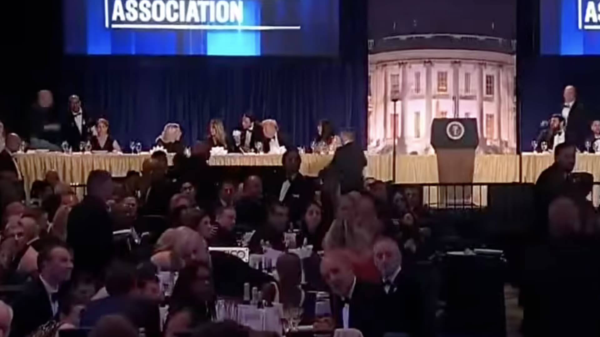 Tirs de feu à la cérémonie des correspondants de la Maison Blanche