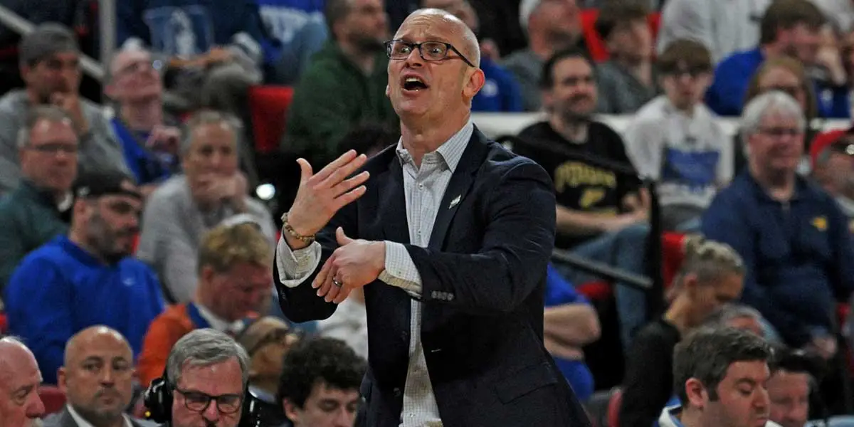 استمرار مدرب جامعة كونيتيكت في أسلوبه الجريء