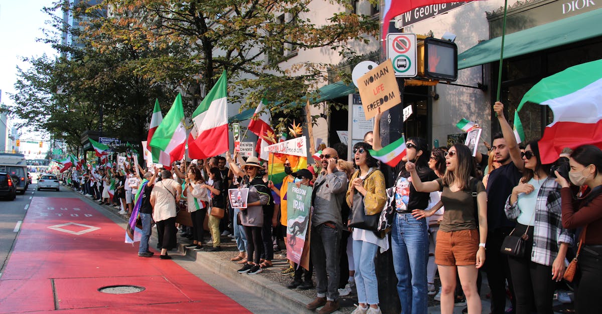 إيران تحتفل بوقف إطلاق النار وسط مخاوف من قمع داخلي