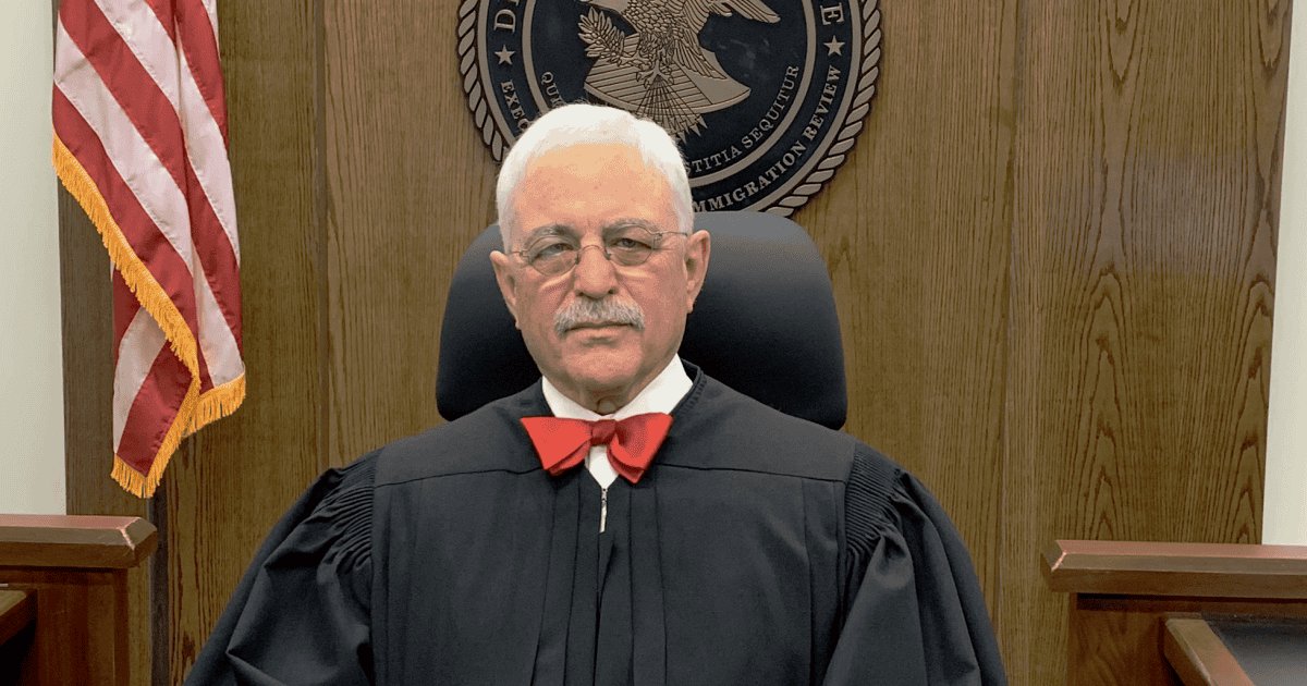 رفض ترحيل رجل أمريكي بعد إلغاء حكم إدانته بالقتل