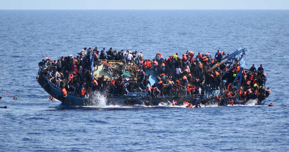 فقدان مهاجرين بعد غرق قارب قبالة السواحل الليبية