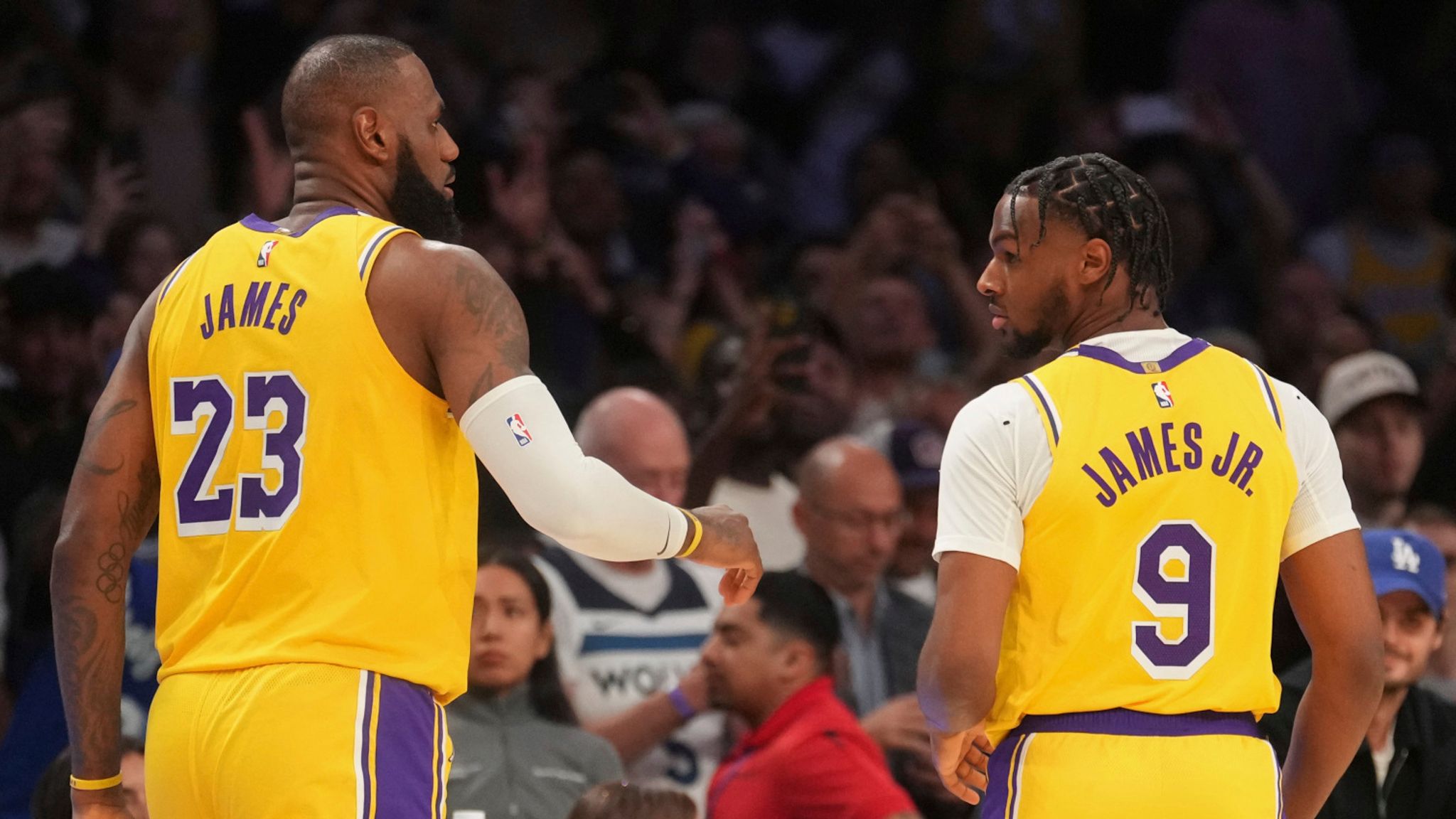 LeBron James, oğlu Bronny'ye tarihi bir pas veriyor