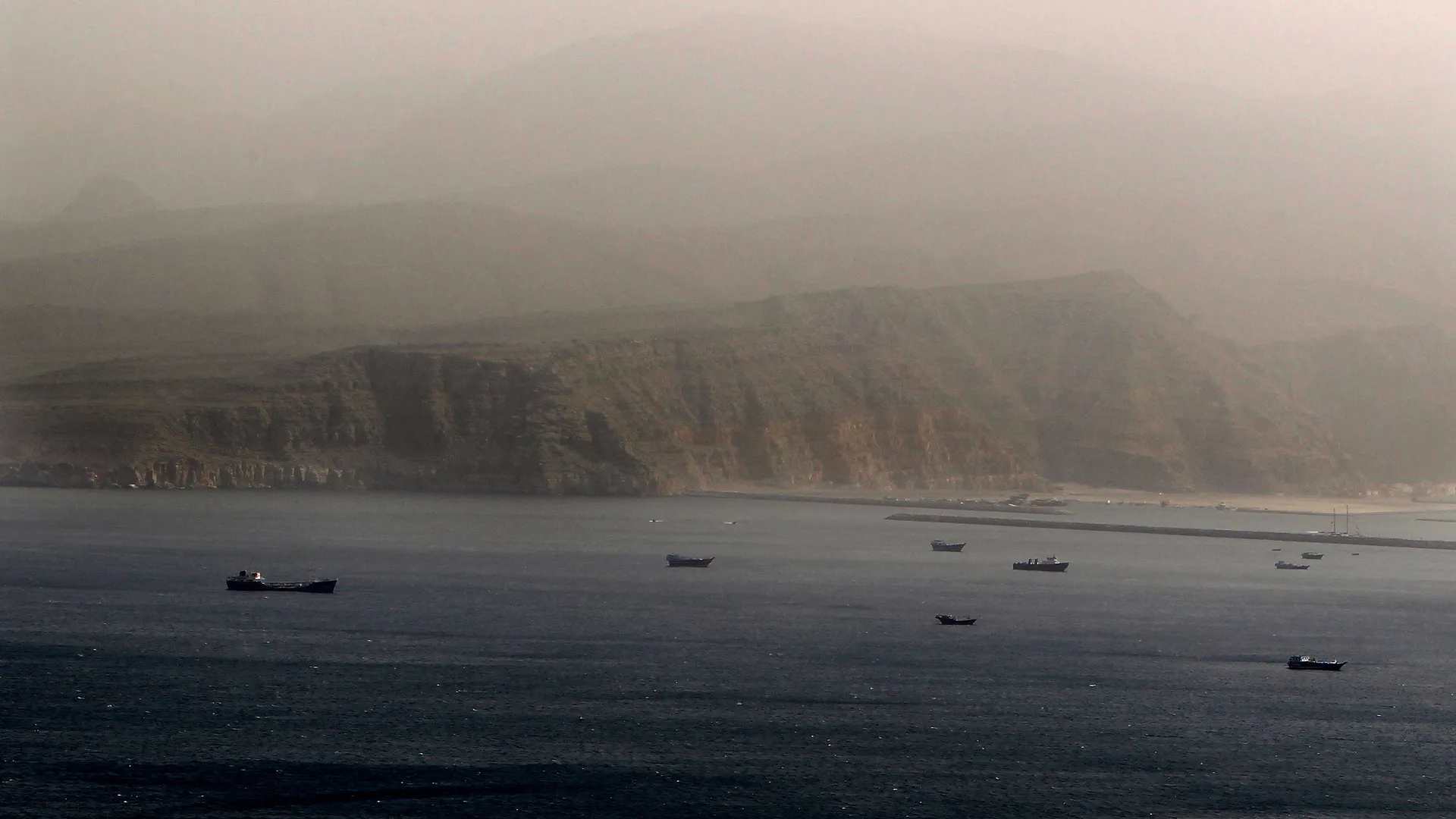 إيران تفتح مضيق هرمز بشرط وقف الهجمات