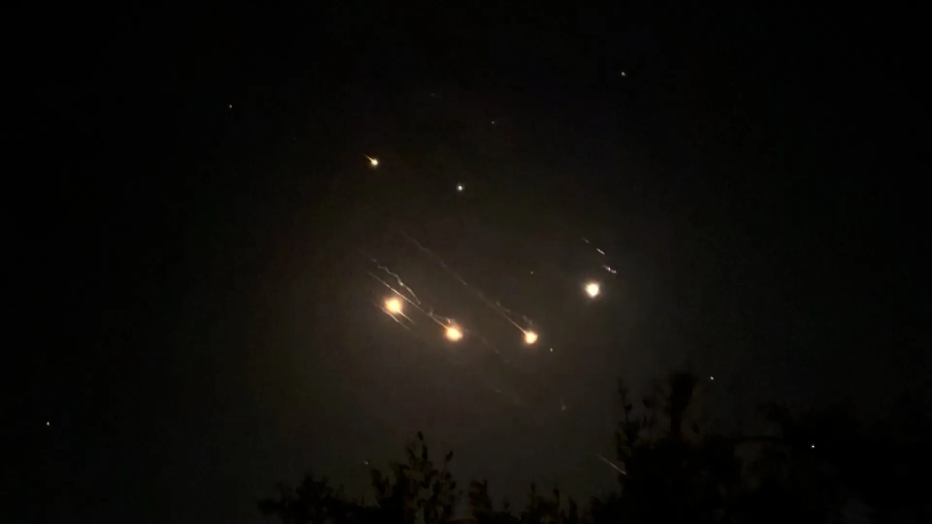 انفجارات في إيران وإسرائيل تعلن عن غارات جديدة