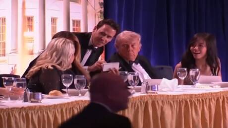 لحظة ترامب وعقيلته مع دوي إطلاق النار