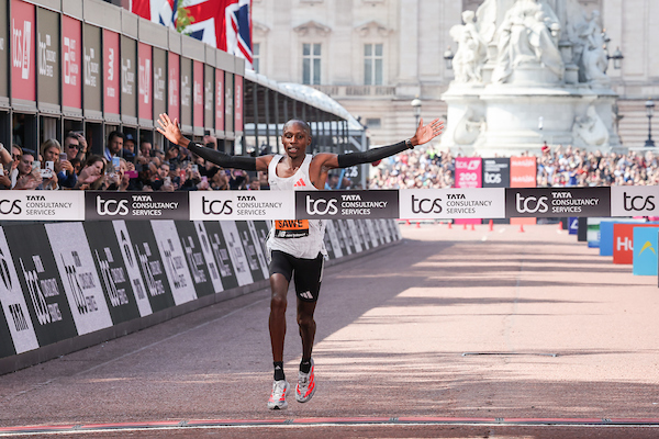 إنجاز تاريخي في ماراثون لندن: ساوي يكسر حاجز الساعتين