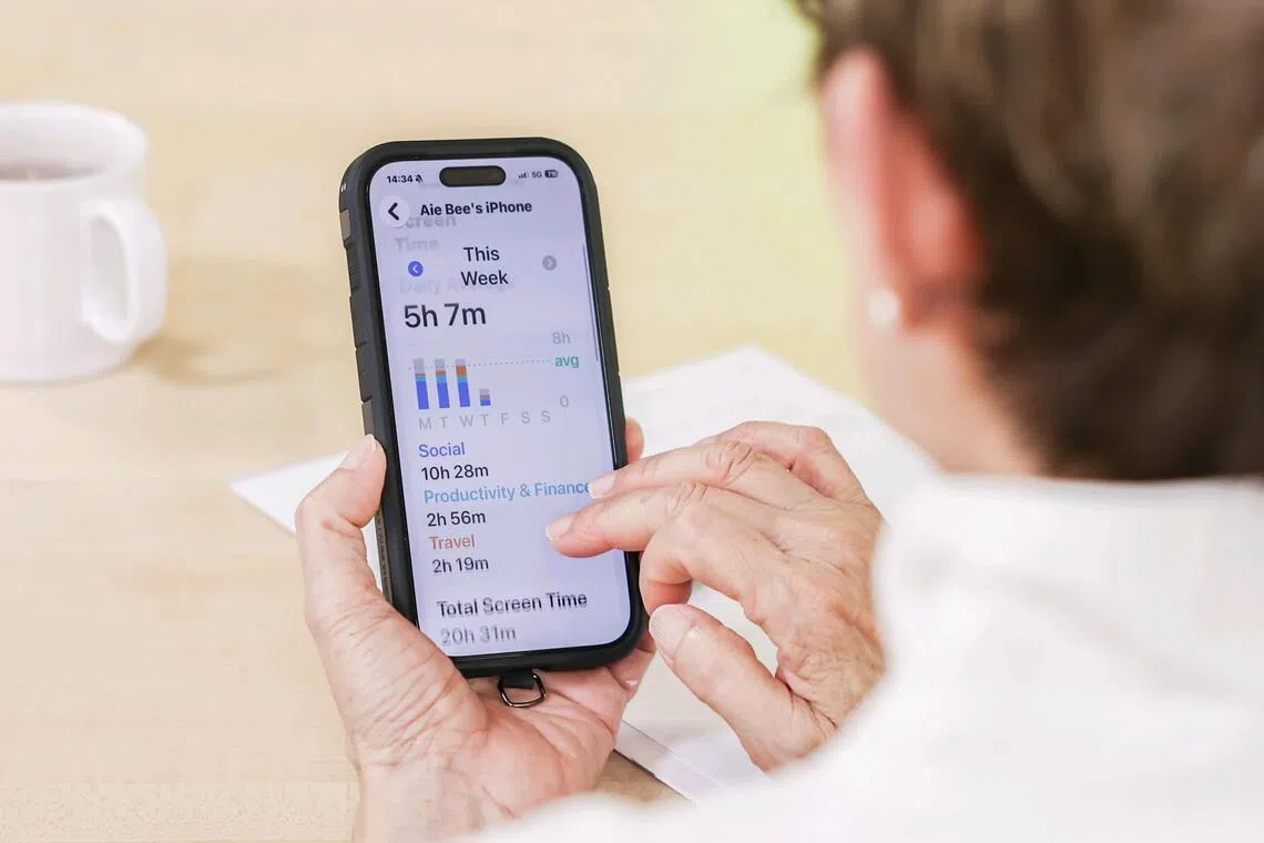 Dampak Smartphone pada Lansia di Singapura