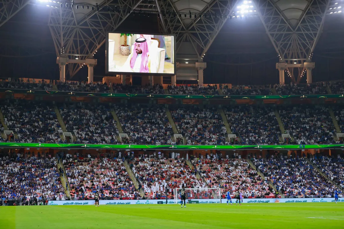 Verbesserung des Rasens im Stadion während des Königspokals