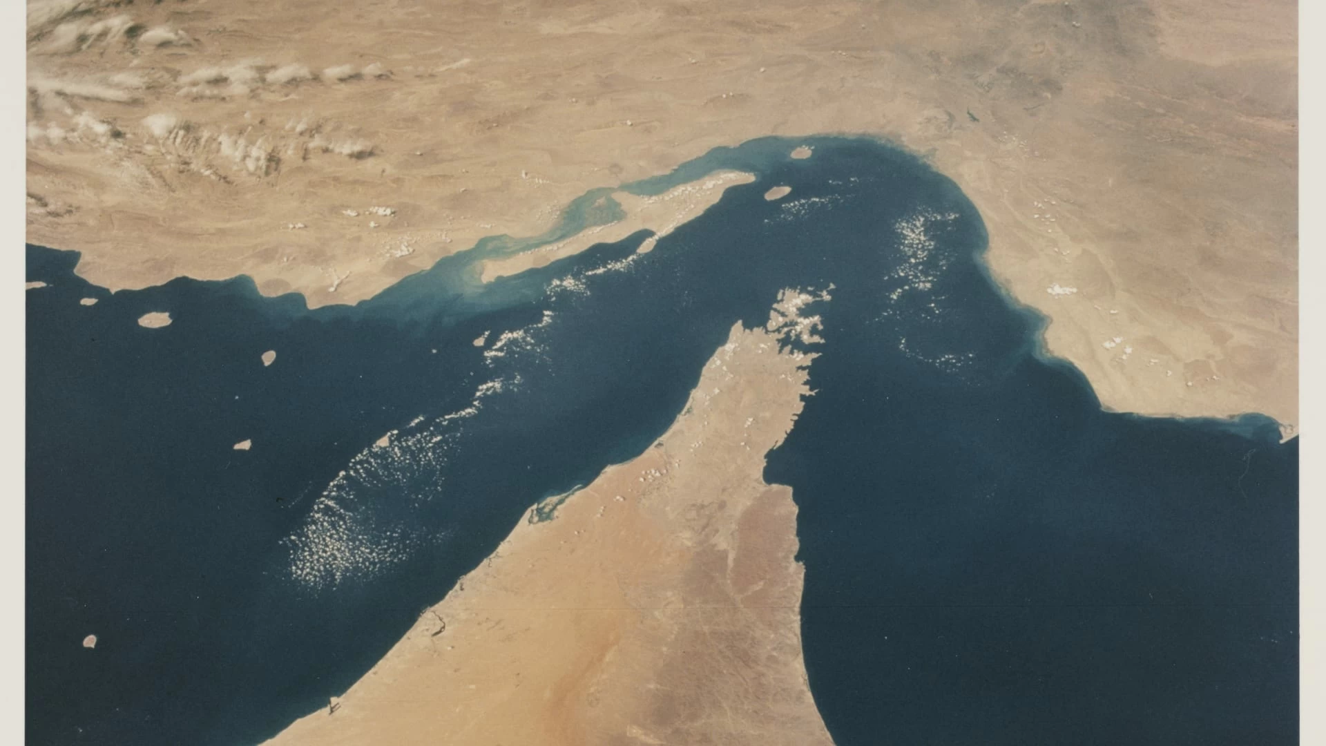 تصاعد التوترات في مضيق هرمز: ماكرون يدعو للحل السلمي