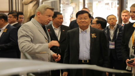 Visite du président du Laos au musée des forces armées