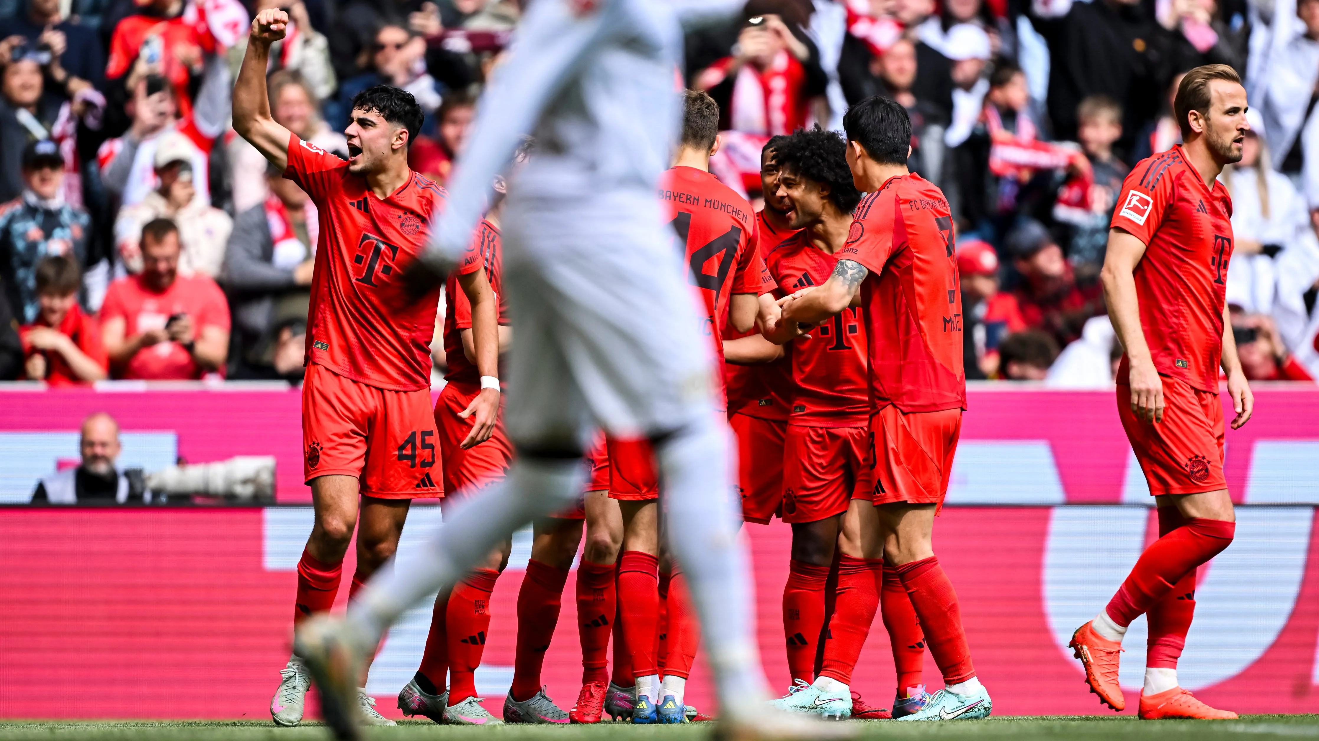 بايرن ميونيخ يعود من بعيد ويحقق انتصاراً مثيراً