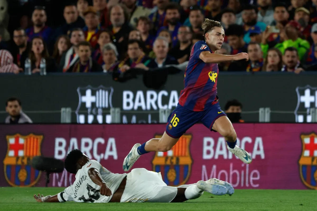 جراحة ناجحة لفيرمين لوبيز لاعب برشلونة