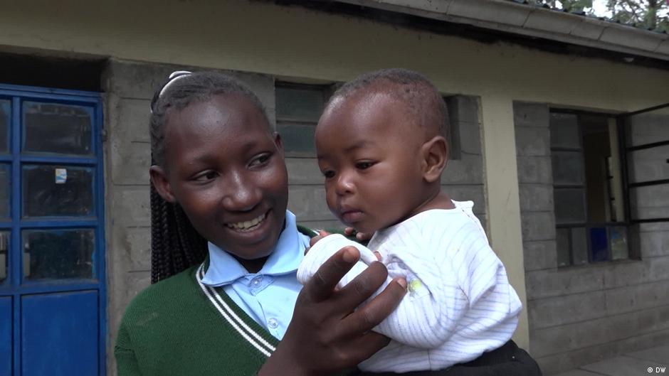 مدرسة كينية تعيد الأمهات المراهقات إلى التعليم