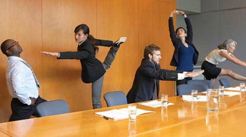 دراسة تحذر من تأثير الجلوس الطويل على صحة العضلات