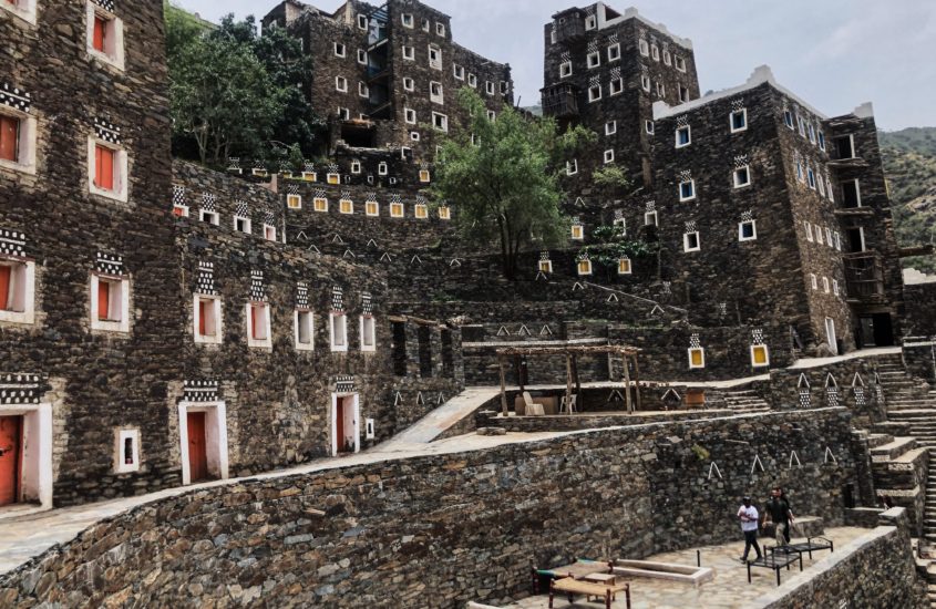 Des pluies modérées et des vents forts en Asir