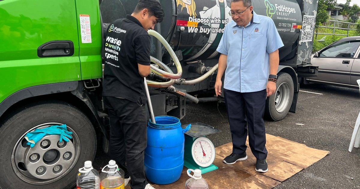 تحويل زيت الطهي المستعمل إلى صابون في جاكرتا