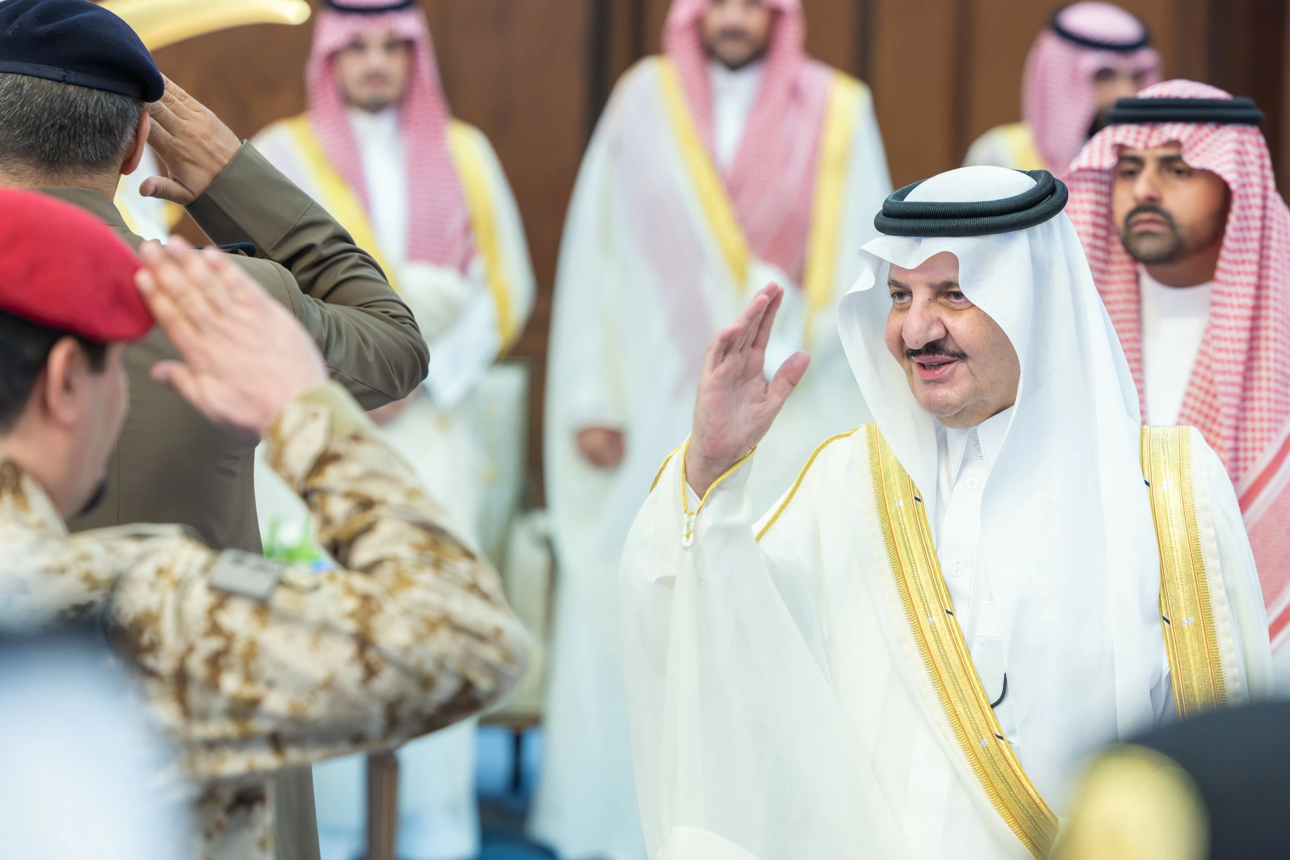 Östlicher Emir empfängt Glückwünsche zum Opferfest