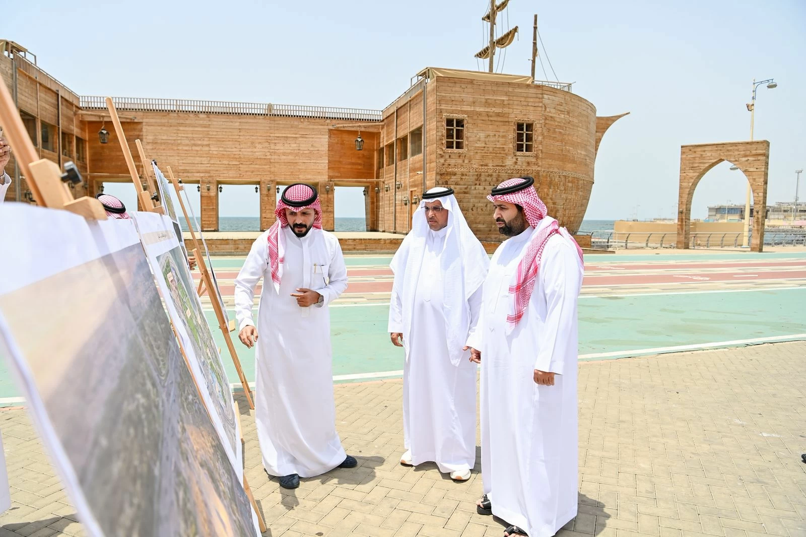 Prinz von Jazan inspiziert Uferpromenade und Projekte