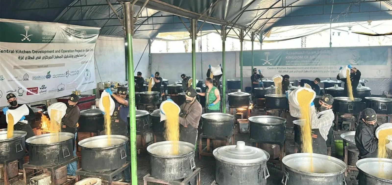 توزيع وجبات غذائية في غزة من مركز الملك سلمان