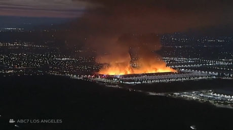 حريق هائل في مستودع بأونتاريو بكاليفورنيا