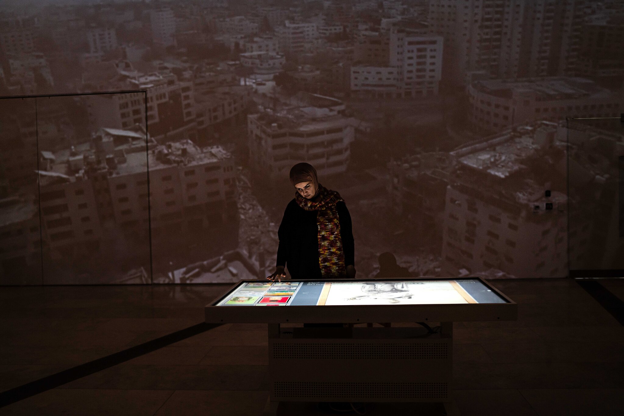 معرض فني لشباب غزة يعكس آثار الحرب