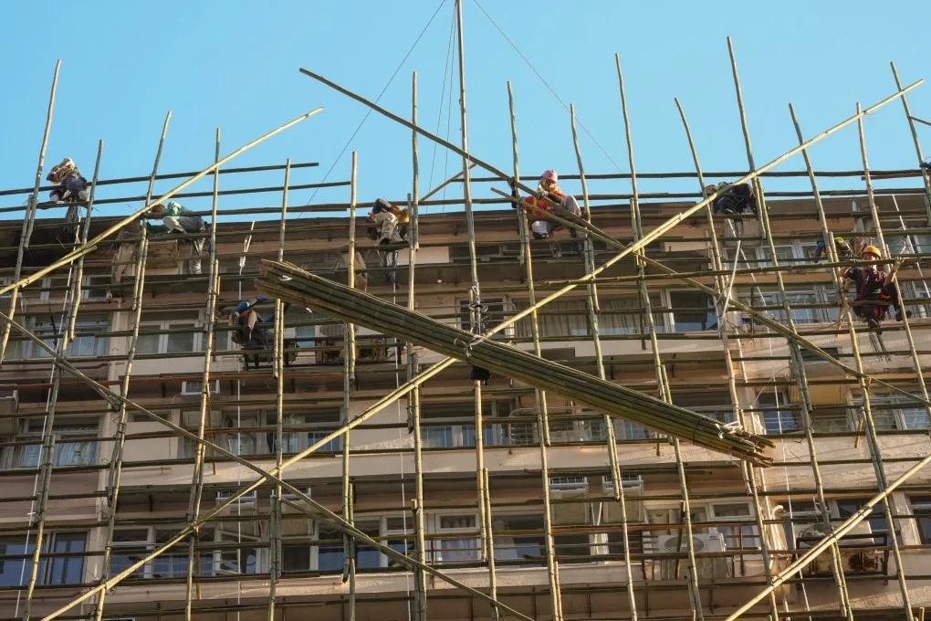 صورة عامل بناء يدخن تثير جدلاً في هونغ كونغ