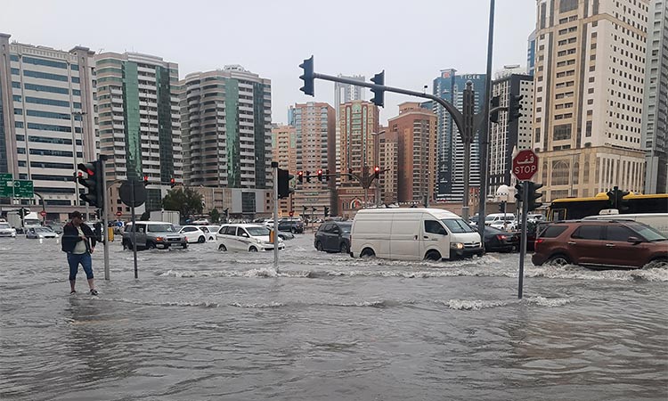 Des pluies torrentielles aux Émirats endommagent une maison