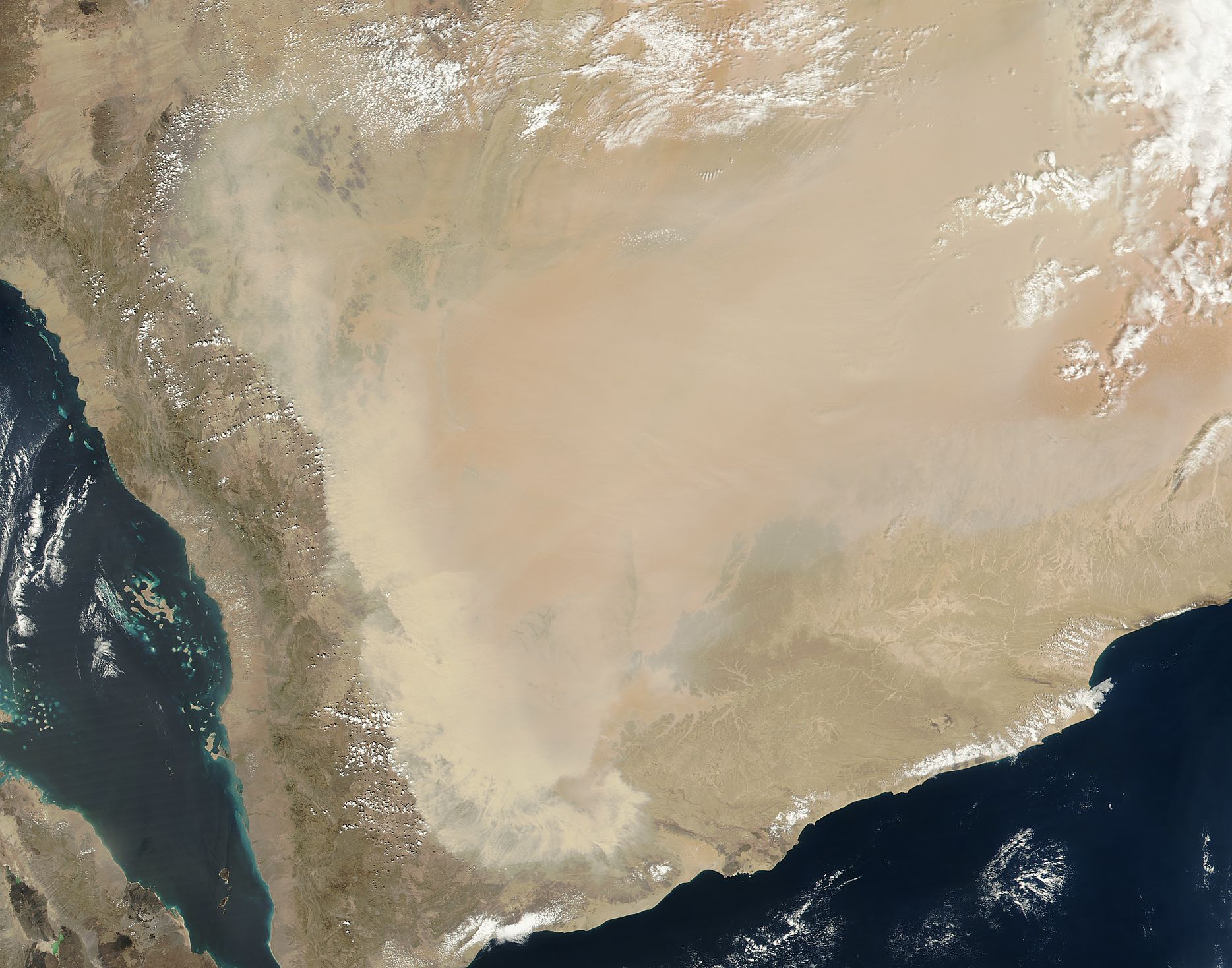 تحذيرات من رياح وأتربة بالرياض حتى التاسعة مساءً