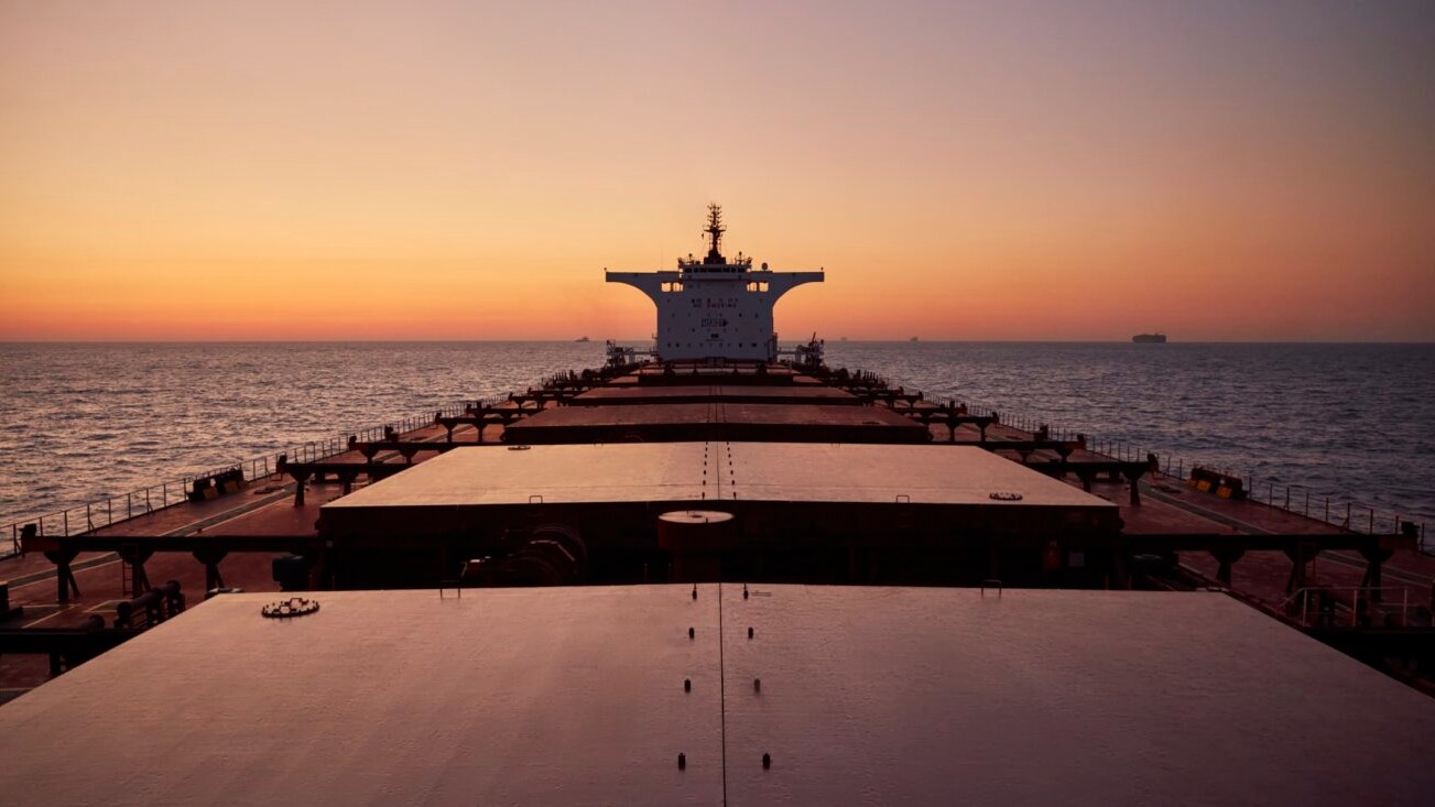 سفن يونانية تزود إسرائيل بالوقود والذخائر سرًا