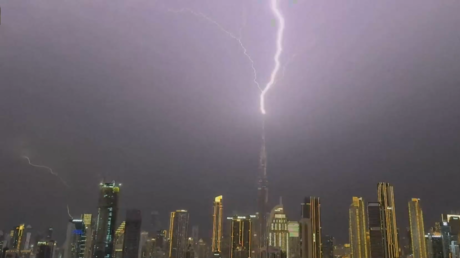 فيضانات في دبي نتيجة الأمطار الغزيرة