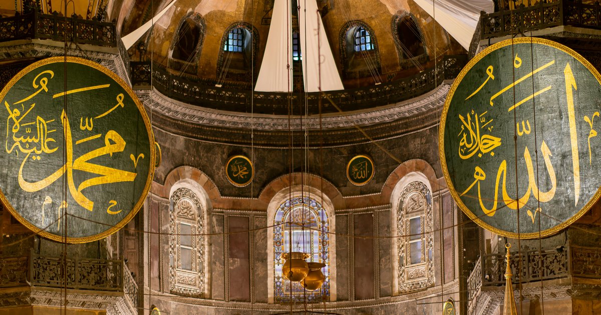 Suspendre l'éclairage des minarets et les décorations