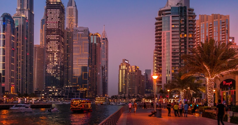 الشركات الإماراتية تتجنب تسريح العمالة بخفض الرواتب