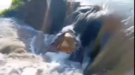 أهالي ريف حلب يشكلون سداً بشرياً لاحتواء انهيار سد السيحة